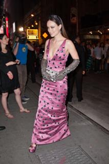 Olivia Wilde feet photo thumbnail