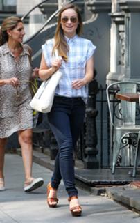 Olivia Wilde feet photo thumbnail