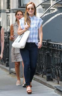 Olivia Wilde feet photo thumbnail