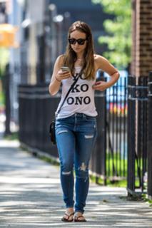 Olivia Wilde feet photo thumbnail