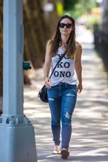 Olivia Wilde feet photo thumbnail