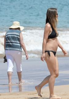 Olivia Wilde feet photo thumbnail