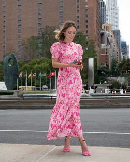 Olivia Wilde feet photo thumbnail