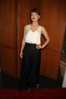Olivia Wilde feet photo thumbnail