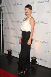 Olivia Wilde feet photo thumbnail