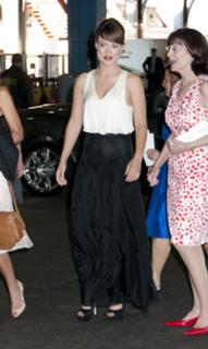 Olivia Wilde feet photo thumbnail