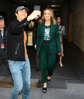 Olivia Wilde feet photo thumbnail