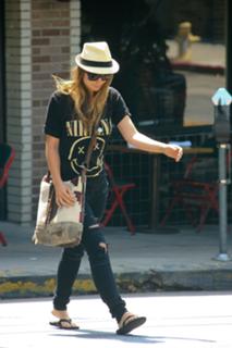 Olivia Wilde feet photo thumbnail
