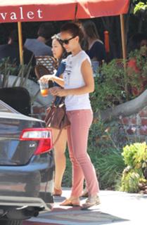 Olivia Wilde feet photo thumbnail