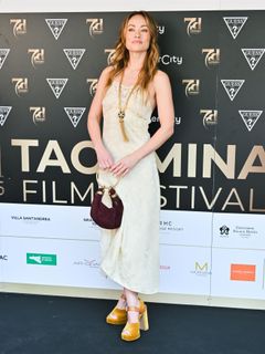 Olivia Wilde feet photo thumbnail