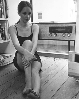 Olwen Catherine Kelly feet photo 13