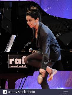 Oona Chaplin feet photo thumbnail