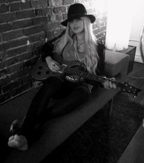 Orianthi feet photo 12