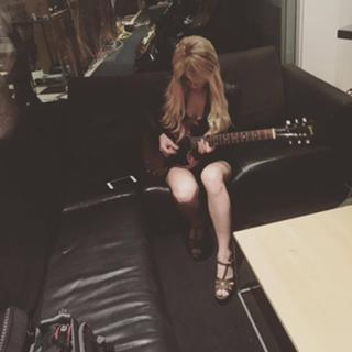 Orianthi feet photo 9