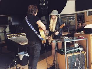 Orianthi feet photo 7