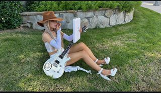 Orianthi feet photo 6