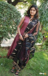 Oviya feet photo 4