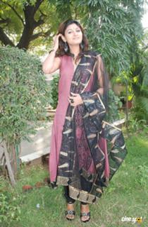 Oviya feet photo 3