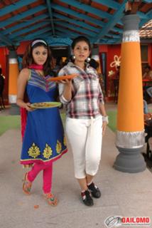 Oviya feet photo 5