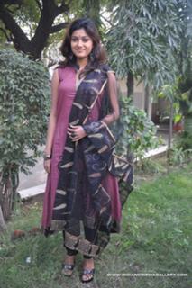 Oviya feet photo 14