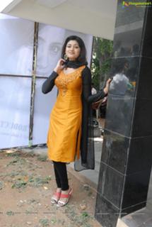 Oviya feet photo 11
