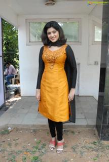 Oviya feet photo 8