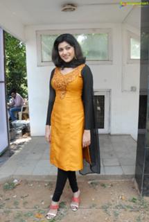 Oviya feet photo 6