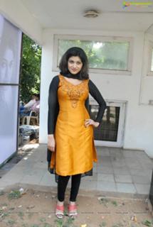 Oviya feet photo 5