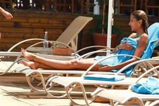 Ozge Ulusoy feet photo 4