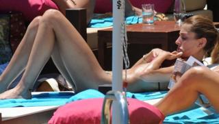 Ozge Ulusoy feet photo 3