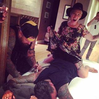 P!nk feet photo thumbnail