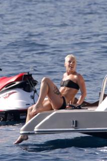 P!nk feet photo thumbnail