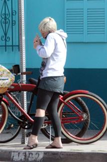 P!nk feet photo thumbnail