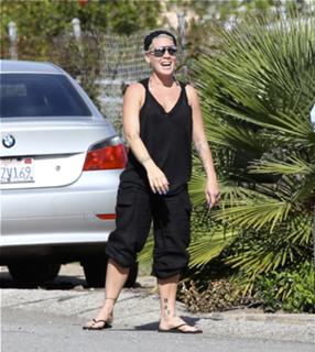 P!nk feet photo thumbnail