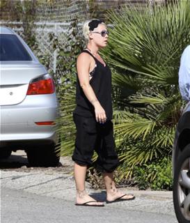 P!nk feet photo thumbnail