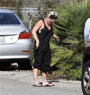 P!nk feet photo thumbnail