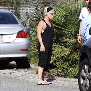 P!nk feet photo thumbnail