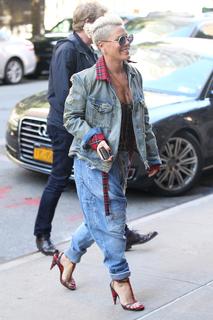 P!nk feet photo thumbnail