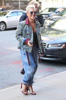 P!nk feet photo thumbnail