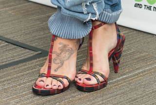 P!nk feet photo thumbnail