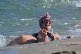 P!nk feet photo thumbnail
