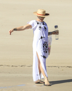 P!nk feet photo thumbnail