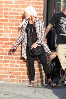 P!nk feet photo thumbnail