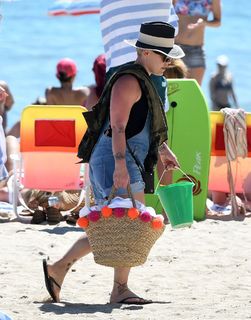 P!nk feet photo thumbnail