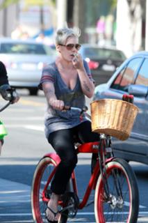 P!nk feet photo thumbnail