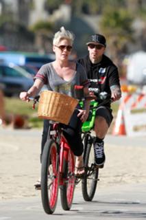 P!nk feet photo thumbnail