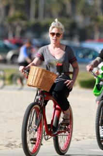 P!nk feet photo thumbnail