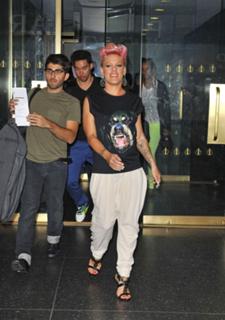 P!nk feet photo thumbnail