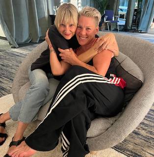 P!nk feet photo thumbnail