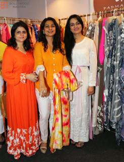 Padmini Kolhapure feet photo 16